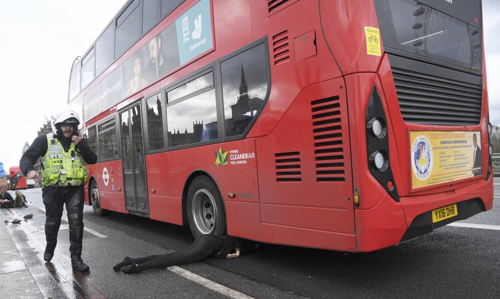 Una mujer herida bajo un autobús / REUTERS