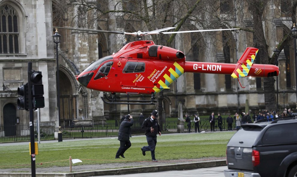 Uno de los helicópteros de los servicios sanitarios ante en las cercanías del Parlamanto / REUTERS