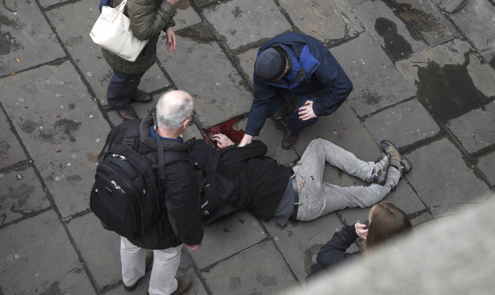 Las autoridades solo han confirmado una mujer muerte. En la imagen, un herido tendido en el suelo tras el ataque / REUTERS