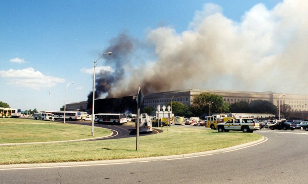 Una columna de humo sale de la fachada del Pentágono contra la que impactó el vuelo 77 de American Airlines. EFE