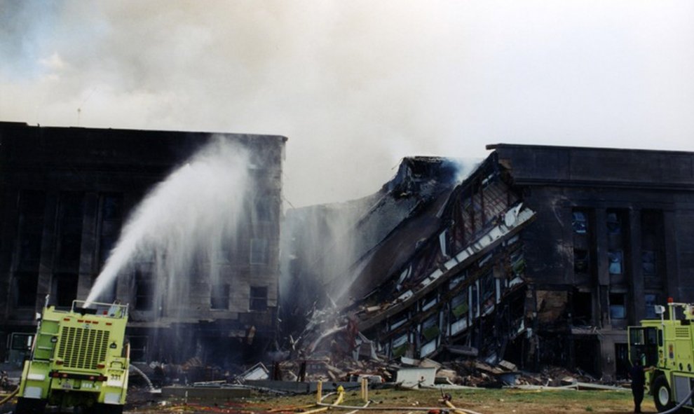 Los bomberos tratan de extinguir el fuego originado después de que el vuelo 77 de American Airlines impactase contra las instalaciones del Pentágono. EFE