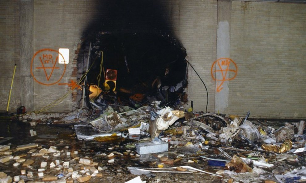 Imagen de los daños ocasionados en una pared interior después de que el vuelo 77 de American Airlines impactase contra las instalaciones del Pentágono el 11-S. EFE