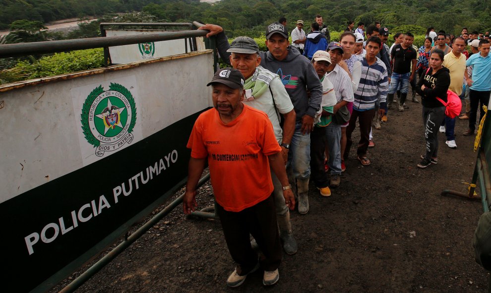 Varias personas esperan para reconocer los cadáveres en el cementerio de Mocoa. Más de 200 personas han muerto en la avalancha ras el desborde de tres ríos al sur de Colombia.- REUTERS/Jaime Saldarriaga