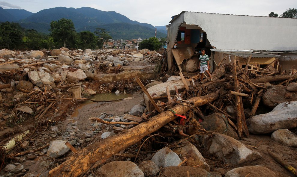 Un hombre, entre los escombros de Mocoa. Más de 200 personas han muerto en la avalancha ras el desborde de tres ríos al sur de Colombia.- REUTERS/Jaime Saldarriaga