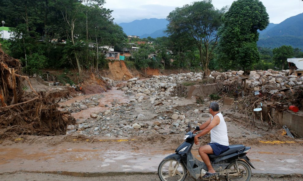Piedras y lodo anegan los ríos del Putumayo, el departamento afectado por la avalancha tras el desborde de tres ríos al sur de Colombia, que ha provocado más de 200 muertos y 220 desaparecidos.- REUTERS/Jaime Saldarriaga