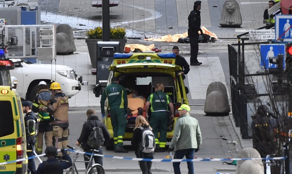 Miembros de los servicios de emergencia llegan al lugar donde un camión ha atropellado a varias personas y se ha estrellado contra una tienda de la calle comercial de Drottninggatan en el centro de Estocolmo / EFE
