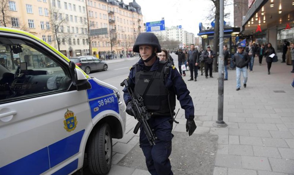 Miembros de las fuerzas especiales se despliegan en la zona del Fridhemsplan en el centro de Estocolmo.  Stefan Löfven. EFE/Maja Suslin