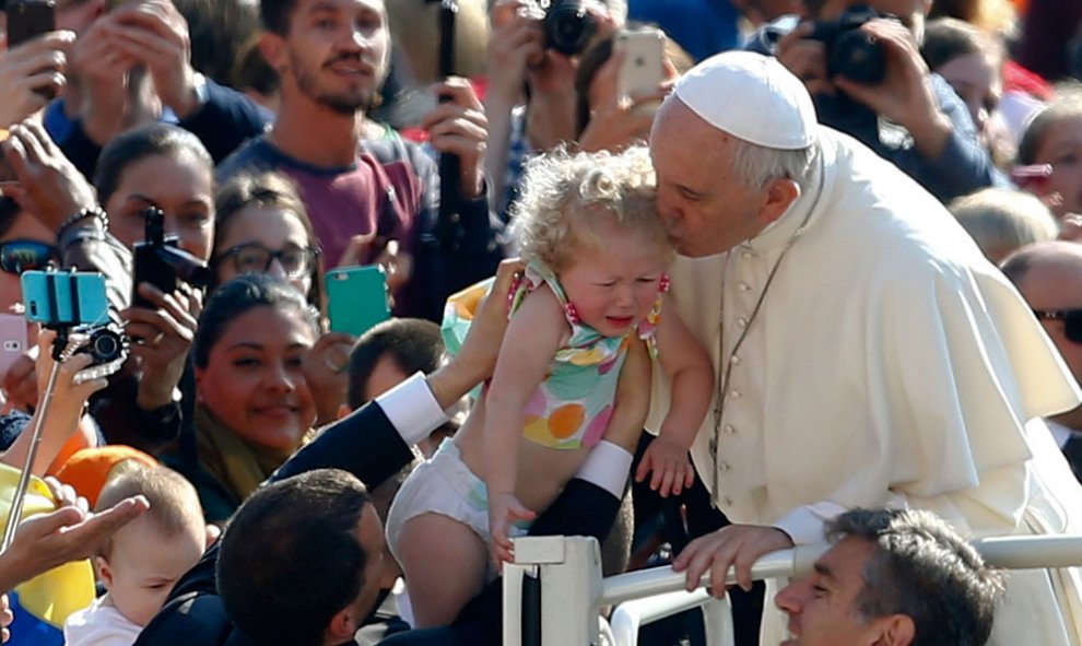 El Papa Francisco besa a una niña en la Plaza San Pedro de El Vaticano. REUTERS