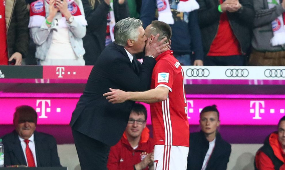 El entrenador del Bayern de Munich, Carlo Ancelotti, besa al jugador Franck Ribery tras ser sustituido. REUTERS
