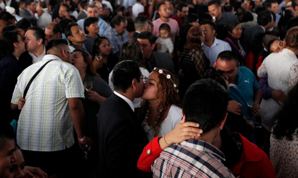 Decenas de parejas se besan a la vez en una boda en México. REUTERS