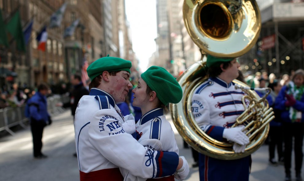 Patrick Carey y Zelda Owre se besan durante el desfile por St Patrick's Day en la 5ª Avenida de Nueva York. REUTERS