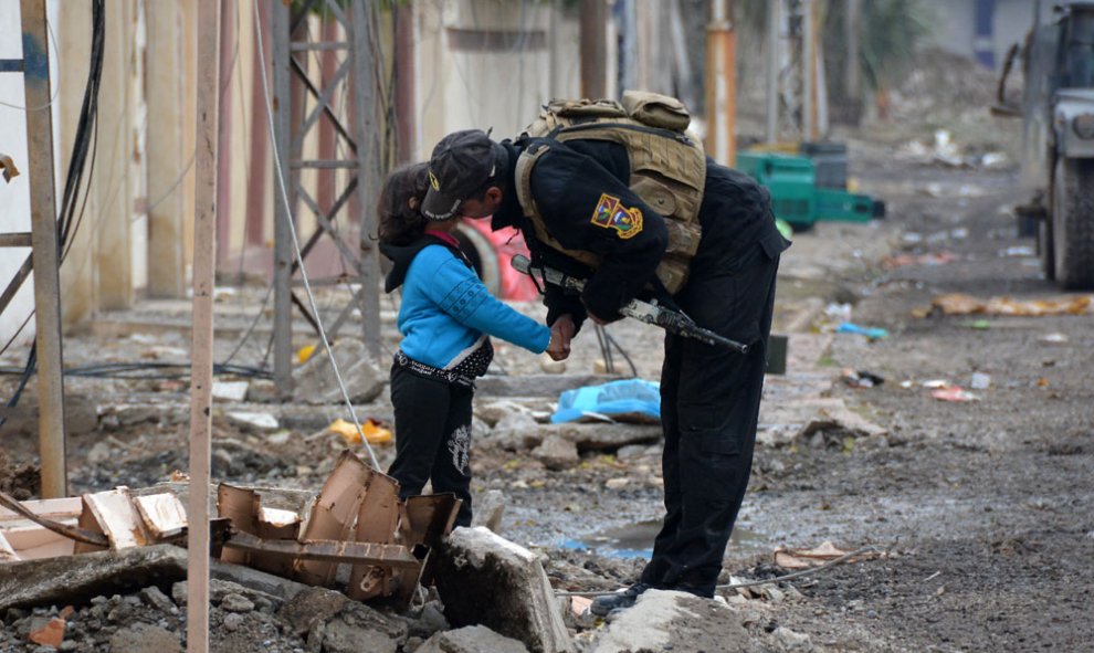 Un soldado besa a una niña en Iraq. AFP
