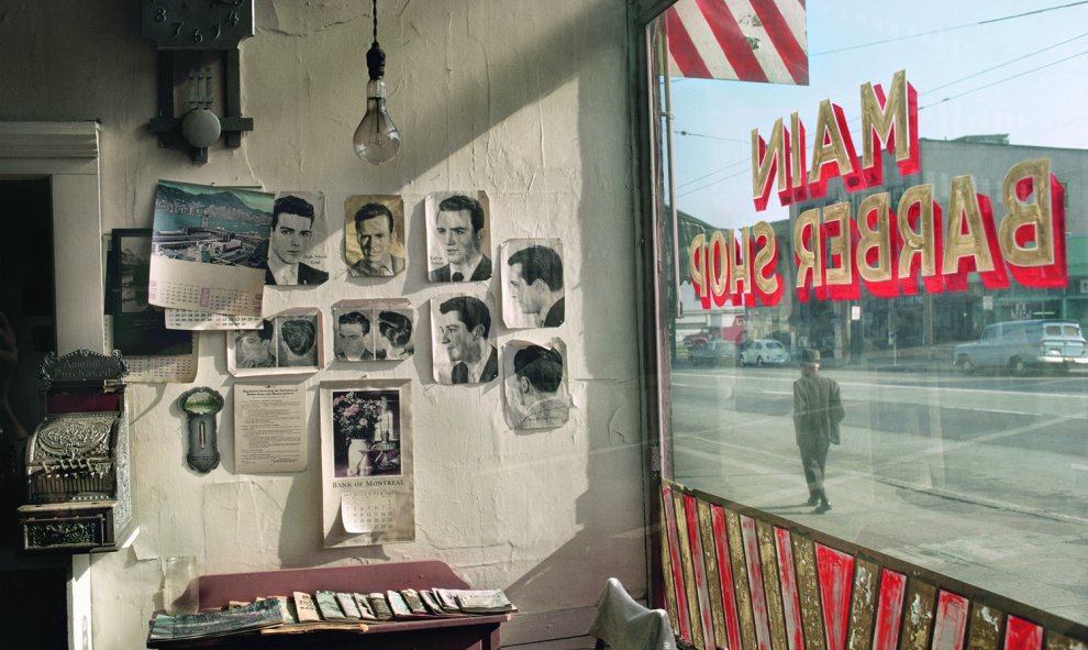 Main barber, 1968.- Fred Herzog, Courtesy of Equinox Gallery, Vancouver