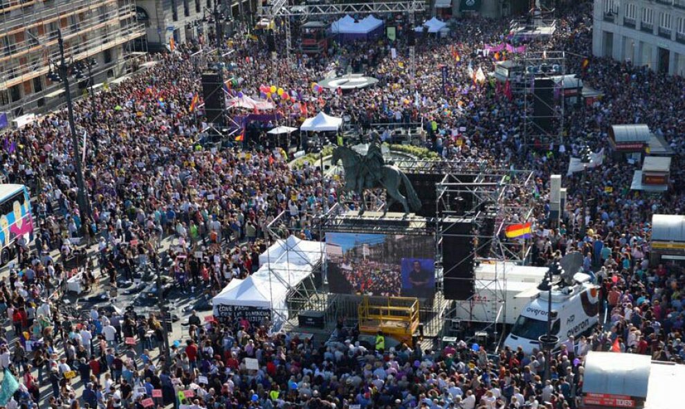 Miles de personas participan en la Puerta del Sol de Madrid en la concentración convocada por Podemos en favor de las mociones de censura contra el jefe del Ejecutivo, Mariano Rajoy, y la presidenta de la Comunidad de Madrid, Cristina Cifuentes. EFE/Emili