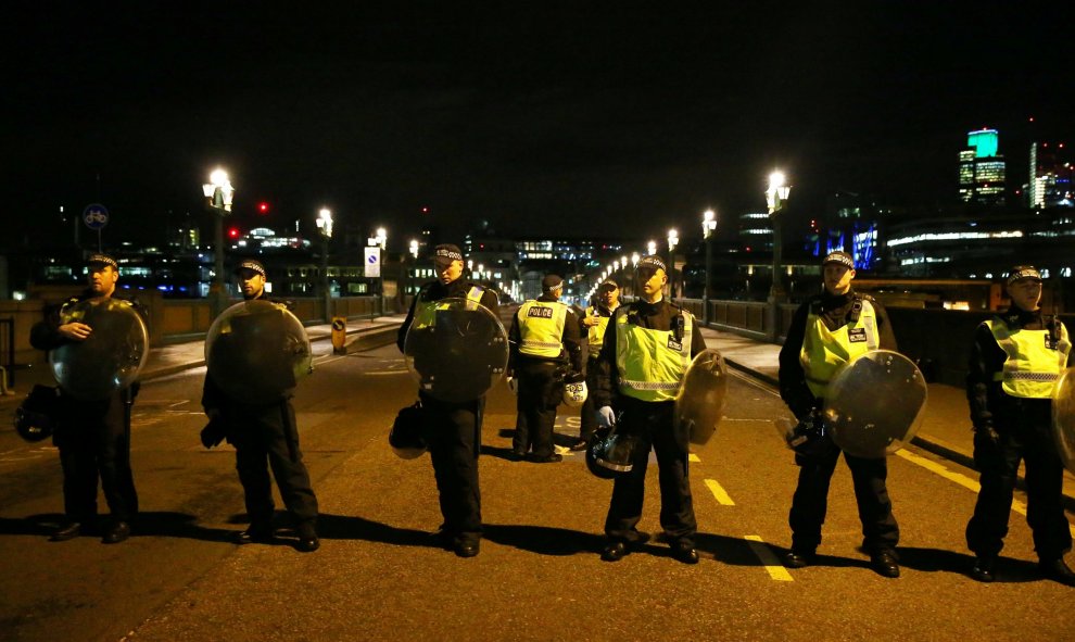 La Policía blinda el puente de Southwark. REUTERS/Neil Hall