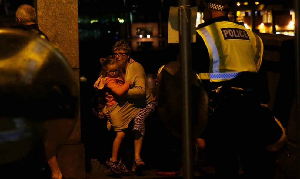 La gente huye cuando la policía acude al Puente de Londres. REUTERS / Neil Hall