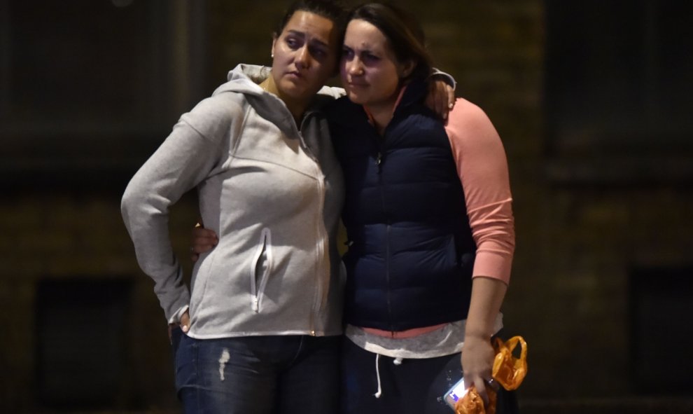 Dos mujeres se abrazan tras el atentado de Londres.REUTERS/Hannah Mckay