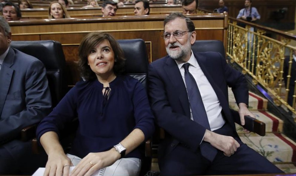 El presidente del Gobierno, Mariano Rajoy,d., y la vicepresidenta, Soraya Saénz de Santamaría, en sus escaños. EFE