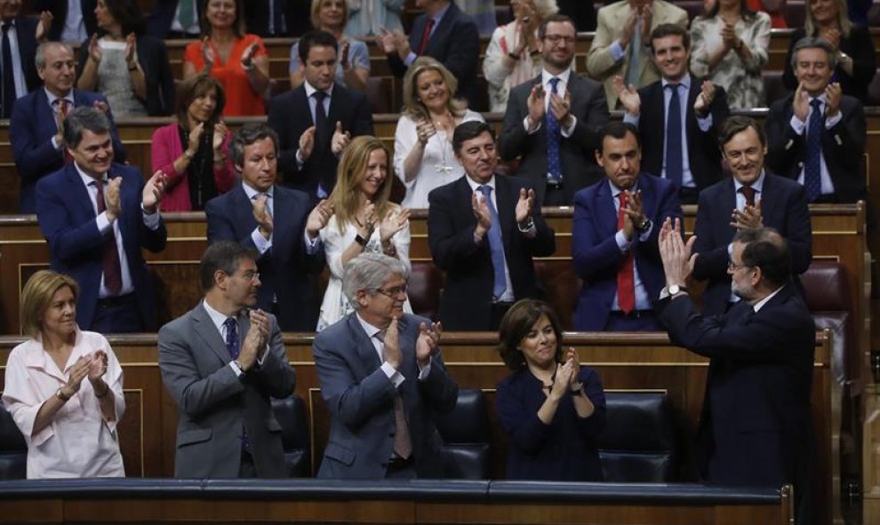 Mariano Rajoy es aplaudido por los miembros de su Gobierno y la bancada popular tras su intervención en el debate de la moción de censura de Unidos Podemos contra él. EFE/Juan Carlos Hidalgo