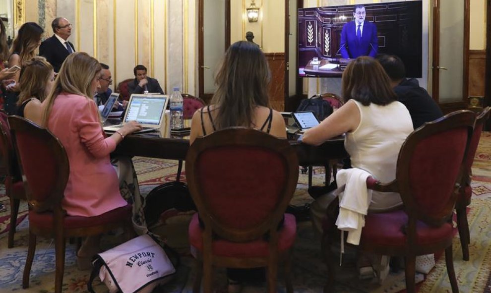 Periodistas siguen en el Congreso la intervención del presidente del Gobierno, Mariano Rajoy, en defensa de la moción de censura presentada por Unidos Podemos. EFE/Ballesteros