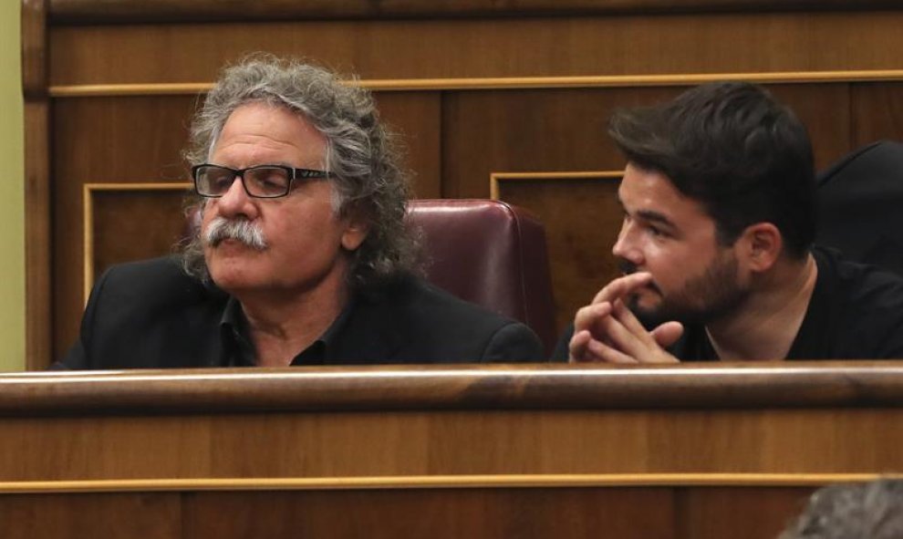 El portavoz parlamentario de ERC, Joan Tardá, y el portavoz adjunto, Gabriel Rufían, durante el debate de la moción de censura de Unidos Podemos contra Mariano Rajoy. EFE/Ballesteros