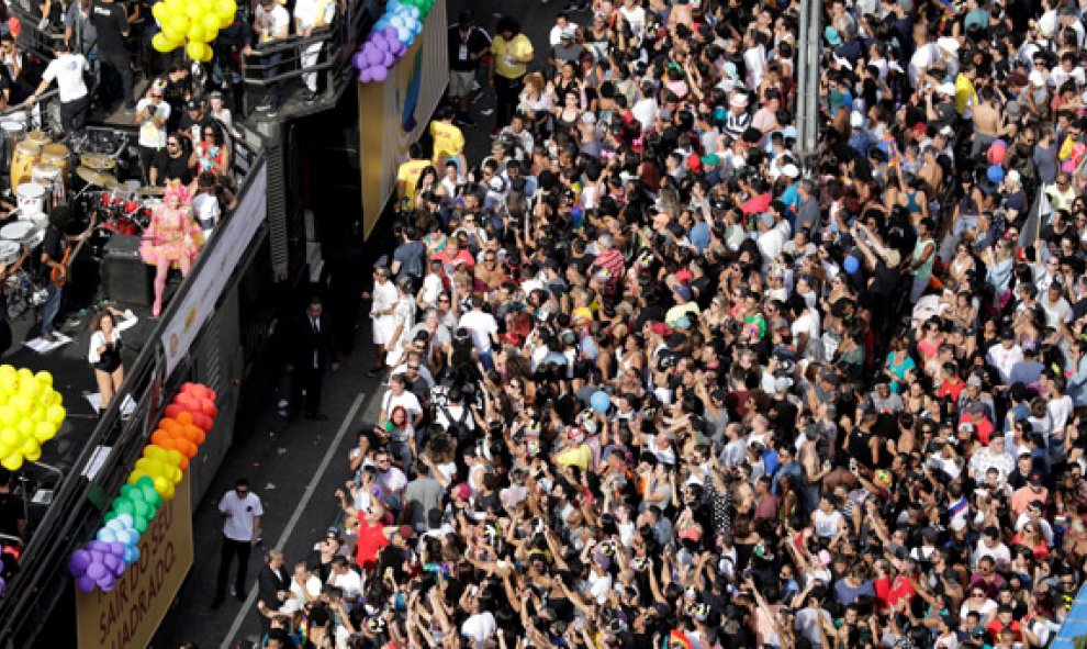 Una gran multitud desfiló por la avenida Paulista de Sao Paulo en la celebración del Orgullo Gay. REUTERS/Paulo Whitaker