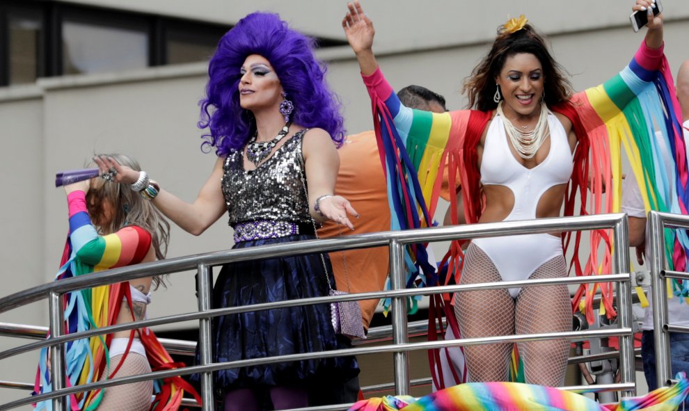 Las carrozas llenaron de color las calles de Sao Paulo en la manifestación del Orgullo Gay. REUTERS/Paulo Whitaker