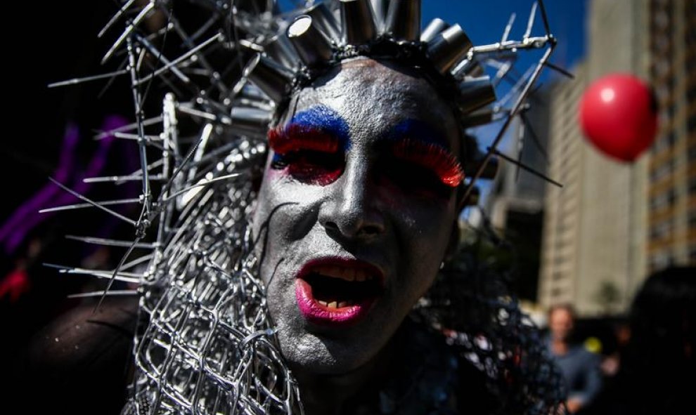 Otro de los manifestantes más ingeniosos del Día del Orgullo Gay en Sao Paulo (Brasil). EFE/FERNANDO BIZERRA JR