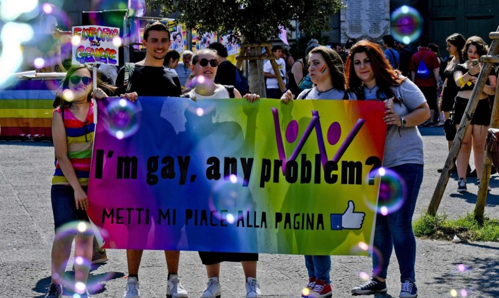 Varios participantes del Orgullo Gay en Nápoles portan una pancarta reivindicativa. | CIRO FUSCO (EFE)