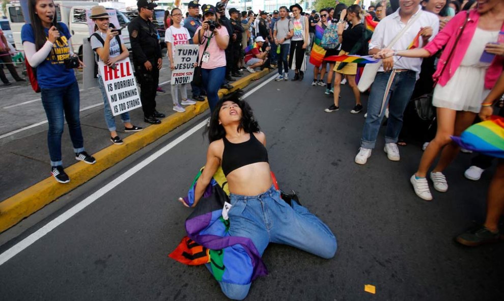 Un transexual baila en la fiesta de Manila. | FRANCIS R. MALASIG (EFE)