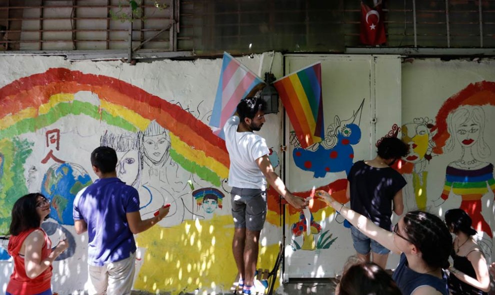 Aunque en Turquía se ha prohibido por segundo año, la marcha del Orgullo Gay, sí que hubo diferentes actos en Estambul como este en el que un grupo de personas pintan los colores del arcoiris en un muro. | ERDEM SAHIN (EFE)