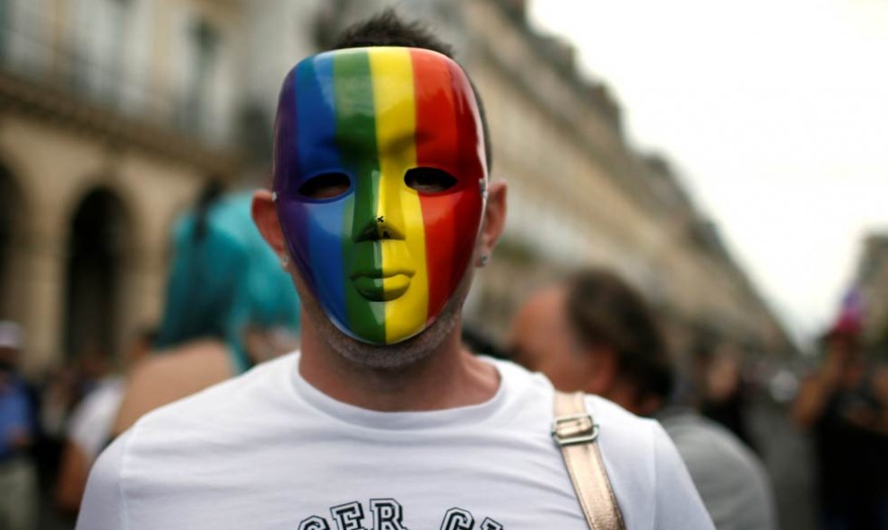 París también se sumó a la fiesta del Orgullo Gay. | GONZALO FUENTES (REUTERS)