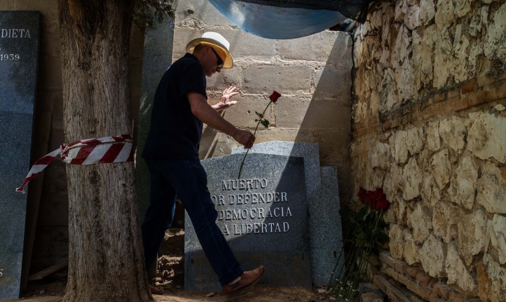 Exhumación de Timoteo Medieta en el cementerio de Guadalajara por orden de la Justicia de Argentina.Óscar Rodríguez, miembro de la ARMH