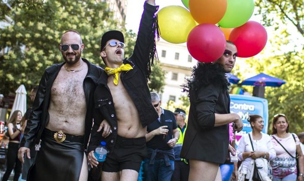 Asistentes a la mayor marcha del Orgullo Gay 2017 en el mundo, que ha partido de la glorieta de Atocha de Madrid para reivindicar la libertad sexual bajo el lema "Por los derechos LGTBI en todo el mundo". EFE/Santi Donaire