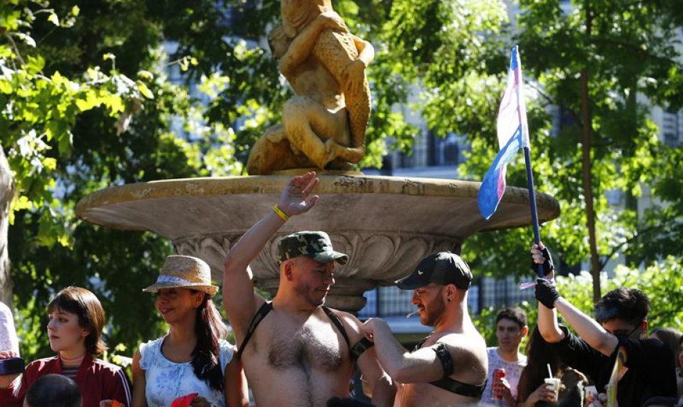 Asistentes a la mayor marcha del Orgullo Gay 2017 en el mundo, que ha partido de la glorieta de Atocha de Madrid para reivindicar la libertad sexual bajo el lema "Por los derechos LGTBI en todo el mundo". EFE/J.P.GANDUL