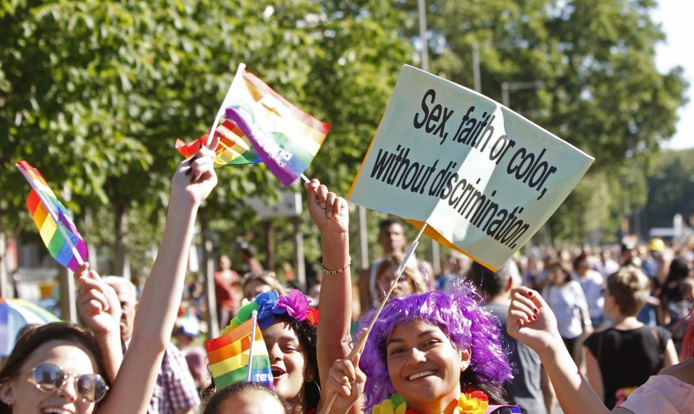 Asistentes a la mayor marcha del Orgullo Gay 2017 en el mundo, que ha partido de la glorieta de Atocha de Madrid para reivindicar la libertad sexual bajo el lema "Por los derechos LGTBI en todo el mundo". EFE/Javier López.