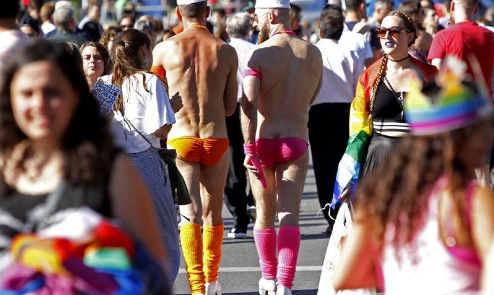 Asistentes a la mayor marcha del Orgullo Gay 2017 en el mundo, que ha partido de la glorieta de Atocha de Madrid para reivindicar la libertad sexual bajo el lema "Por los derechos LGTBI en todo el mundo". EFE/Javier López.