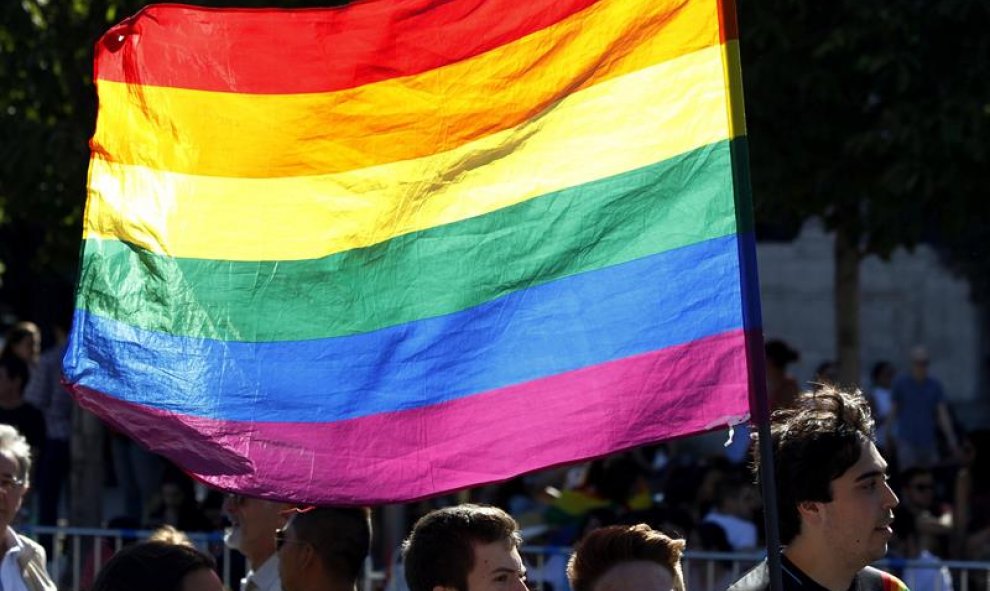 Asistentes a la mayor marcha del Orgullo Gay 2017 en el mundo, que ha partido de la glorieta de Atocha de Madrid para reivindicar la libertad sexual bajo el lema "Por los derechos LGTBI en todo el mundo". EFE/Javier López