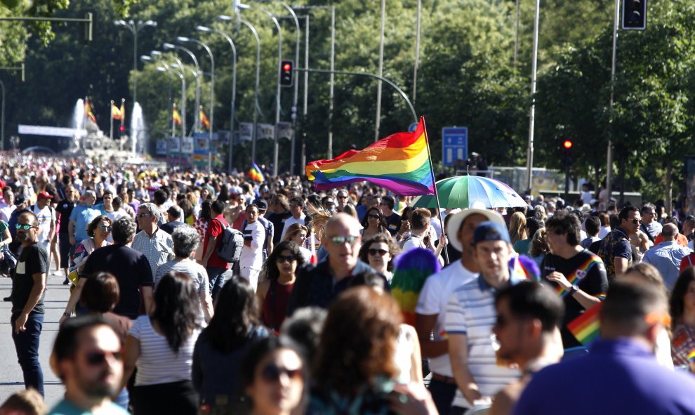 Asistentes a la mayor marcha del Orgullo Gay 2017 en el mundo, que ha partido de la glorieta de Atocha de Madrid para reivindicar la libertad sexual bajo el lema "Por los derechos LGTBI en todo el mundo". EFE/Javier López.