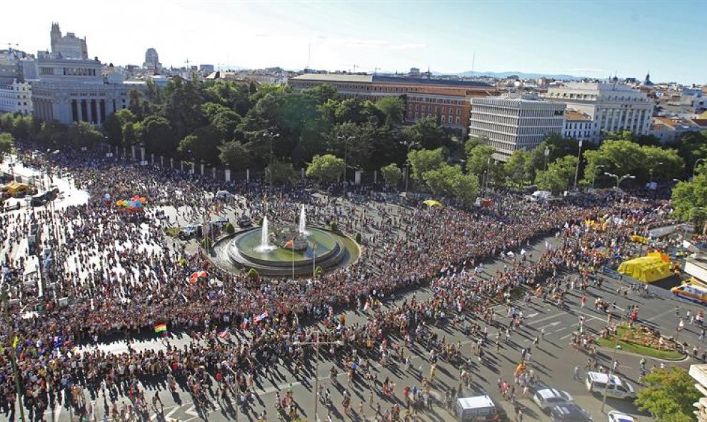 Miles de personas recorren esta tarde las calles de Madrid durante la manifestación del Orgullo Gay 2017 con el lema "Por los derechos LGTBI en todo el mundo". EFE/Victor Lerena