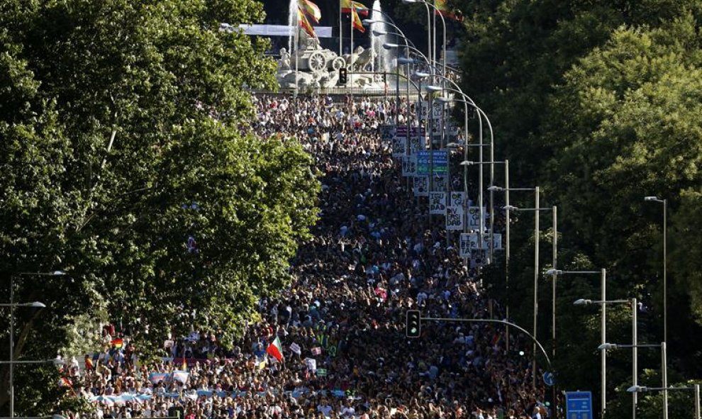 Miles de personas recorren esta tarde las calles de Madrid durante la manifestación del Orgullo Gay 2017 con el lema "Por los derechos LGTBI en todo el mundo". EFE/Chema Moya