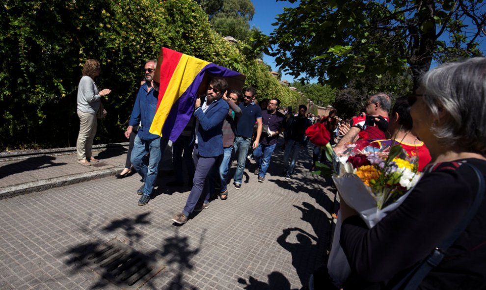 El féretro de Timoteo Mendieta entra en el cementerio del Este entre aplausos y banderas republicanas.- REUTERS