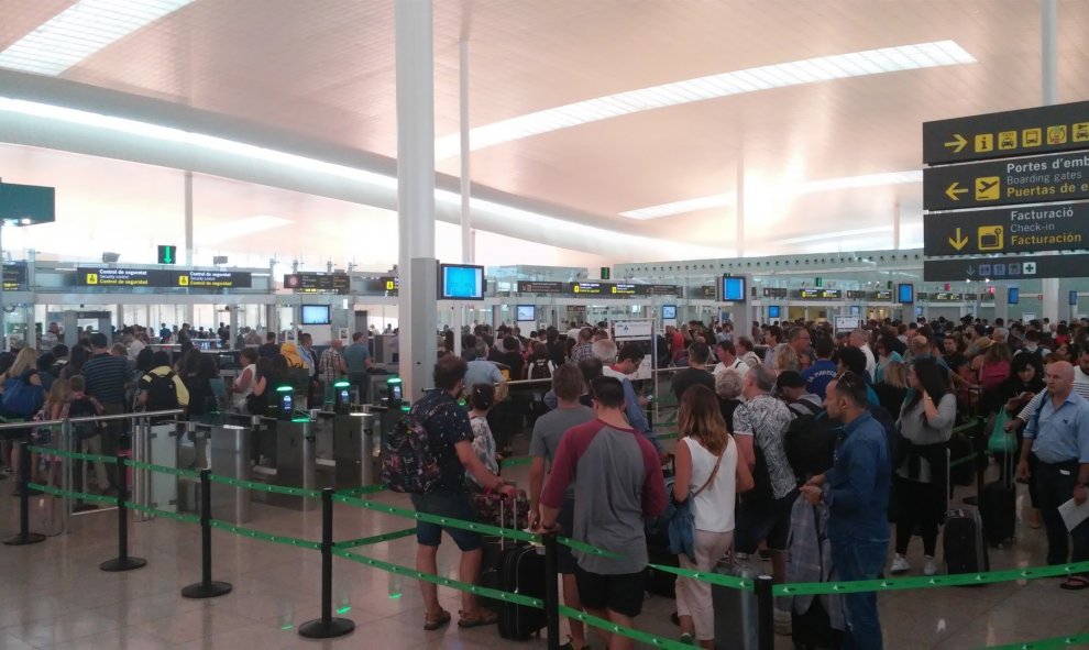 Colas en el control de pasajeros en el Aeropuerto de El Prat de Barcelona. E.P.