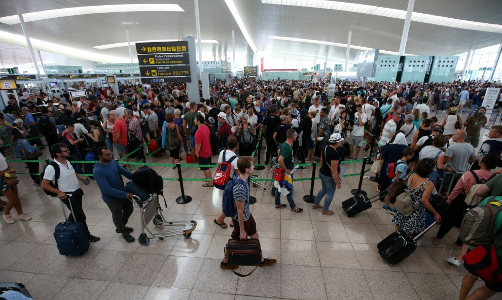 Largas colas de pasajeros en los controles de seguridad del aeropuerto de Barcelona-El Prat, en la primera jornada de paros de los trabajadores de Eulen, encargada de este servicio. REUTERS/Albert Gea