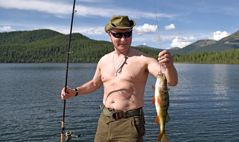 Vladimir Putin posa con un pez durante sus vacaciones de verano. SPUTNIK