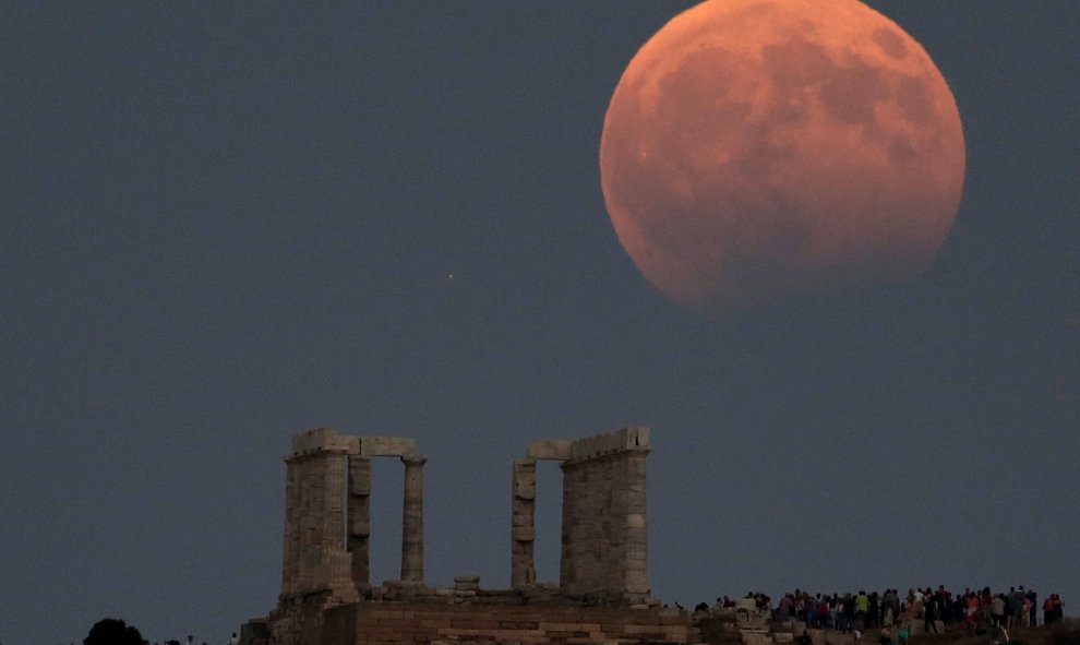 El eclipse de luna desde el Templo de Poseidón en Cabo Sounion (Atenas).  REUTERS