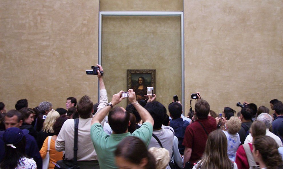 Turistas se agolpan frente al cuadro La Mona Lisa, en el Museo del Louvre en París /Architecture and Design