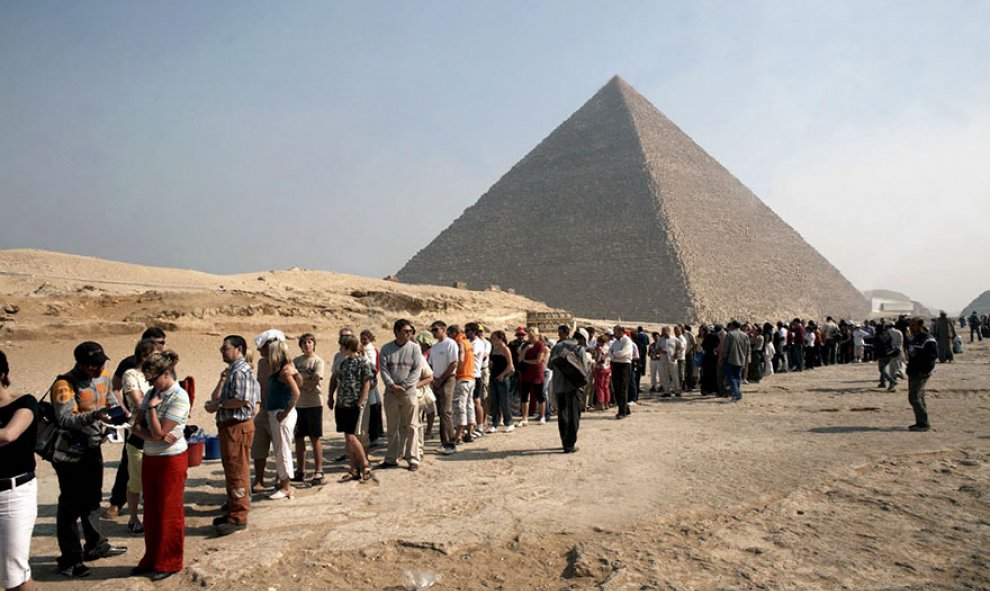 Turistas hacen cola para visitar las pirámides de Giza, en Egipto /Architecture and Design