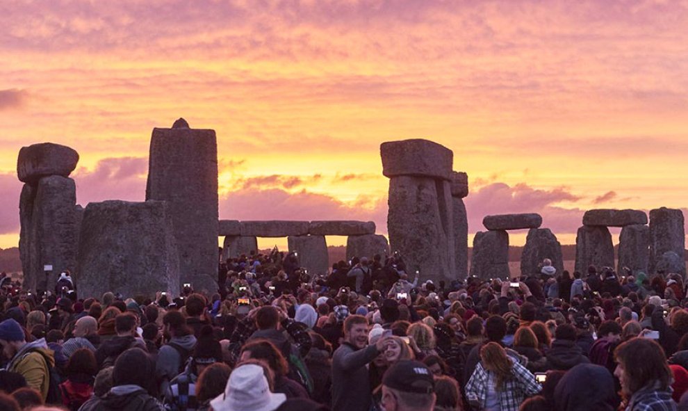 Multitudes de turistas visitan las ruinas de Stonehenge, en Reino Unido, al atardecer /Architecture and Design