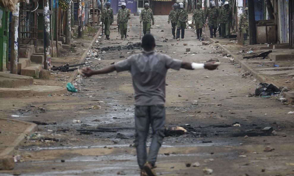 Un manifestante de la oposición reta a la Policía keniata.EFE/Dai Kurokawa